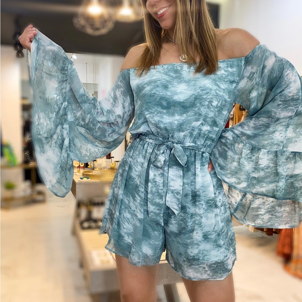 Nwt ✨ HYFVE 🦋 green and white romper - size medium DOES NOT COME WITH BELT
